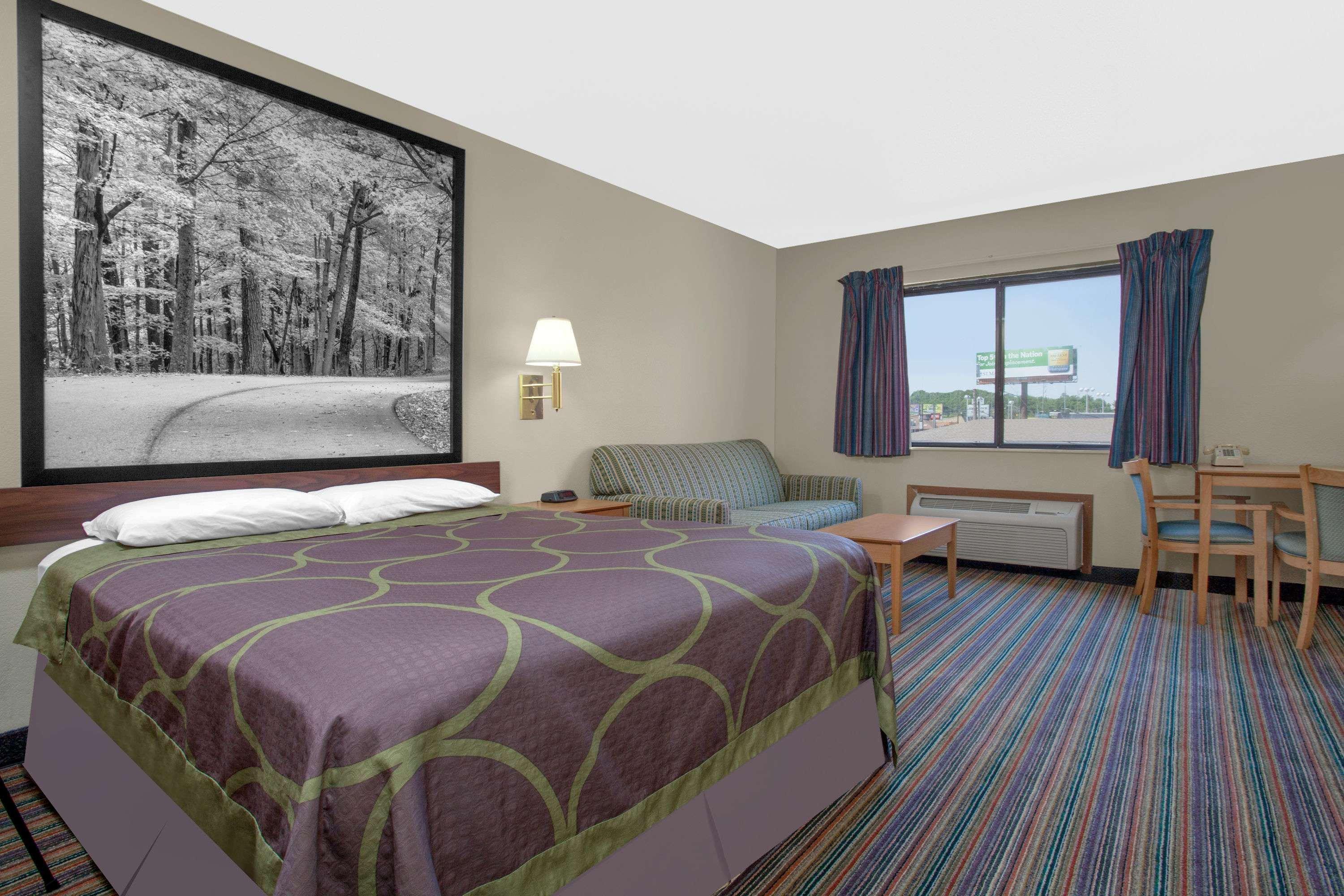 Super 8 By Wyndham East Evansville
