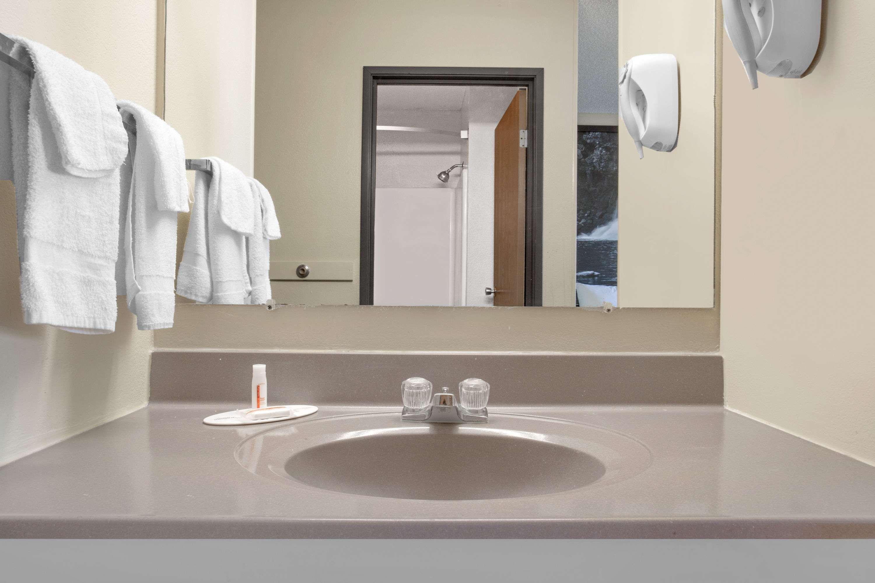 Super 8 By Wyndham East Evansville