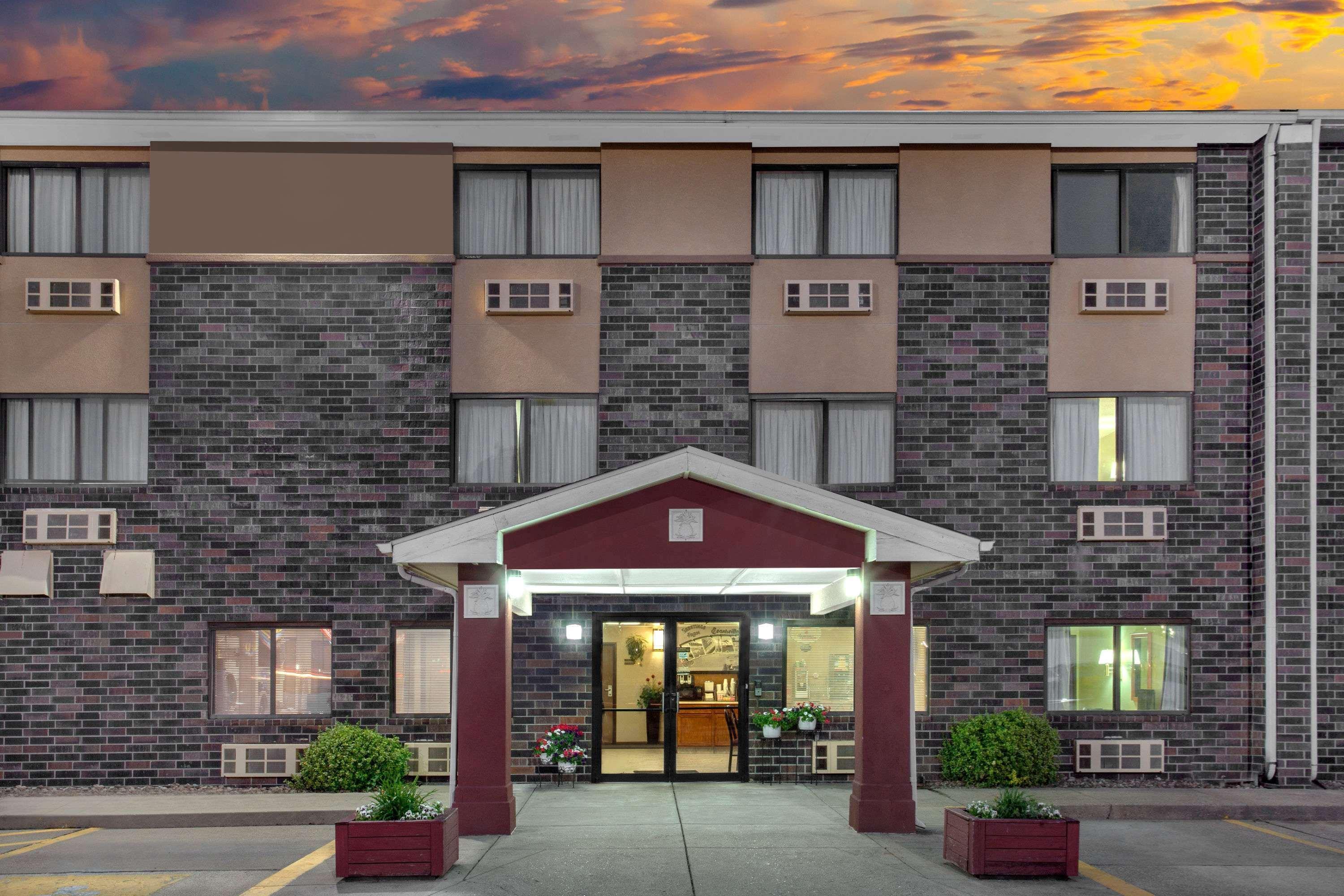 Super 8 By Wyndham East Hotel