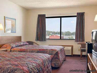 Super 8 By Wyndham East Hotel