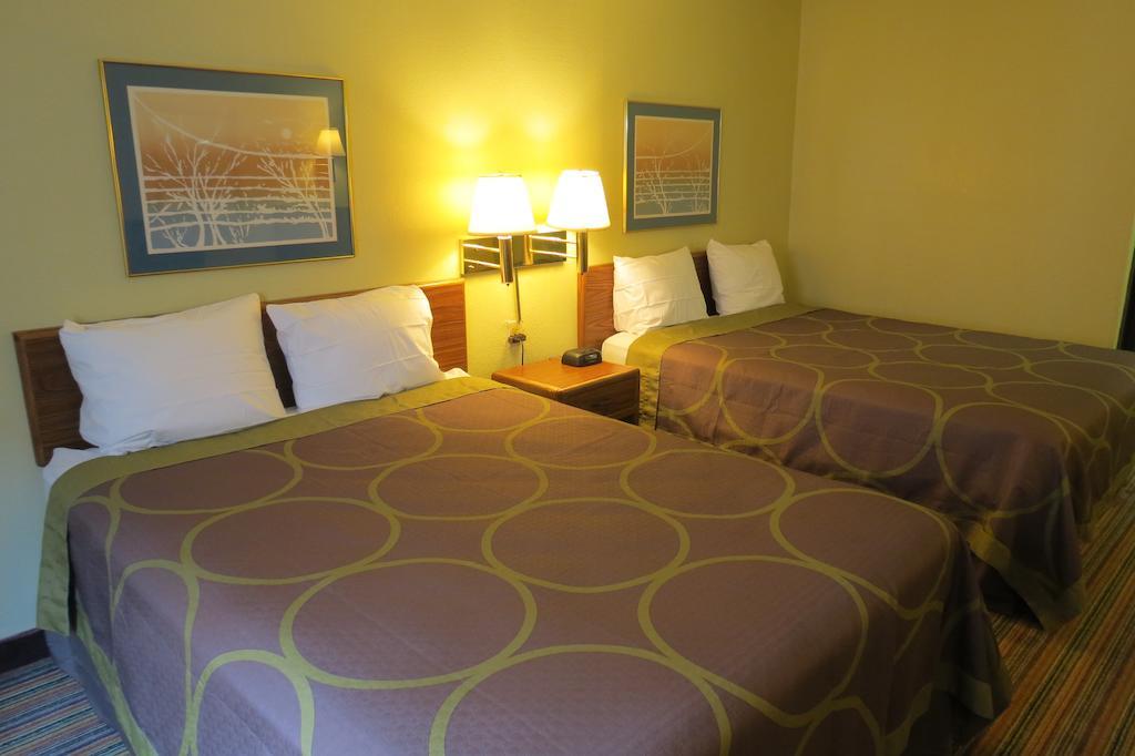 Super 8 By Wyndham East Hotel