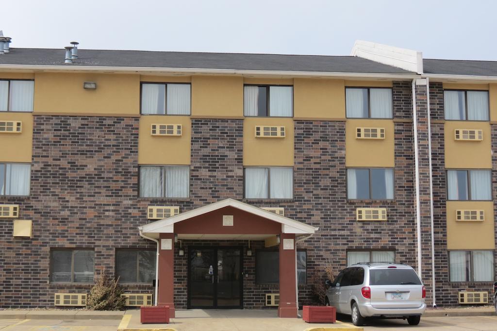 Super 8 By Wyndham East Hotel