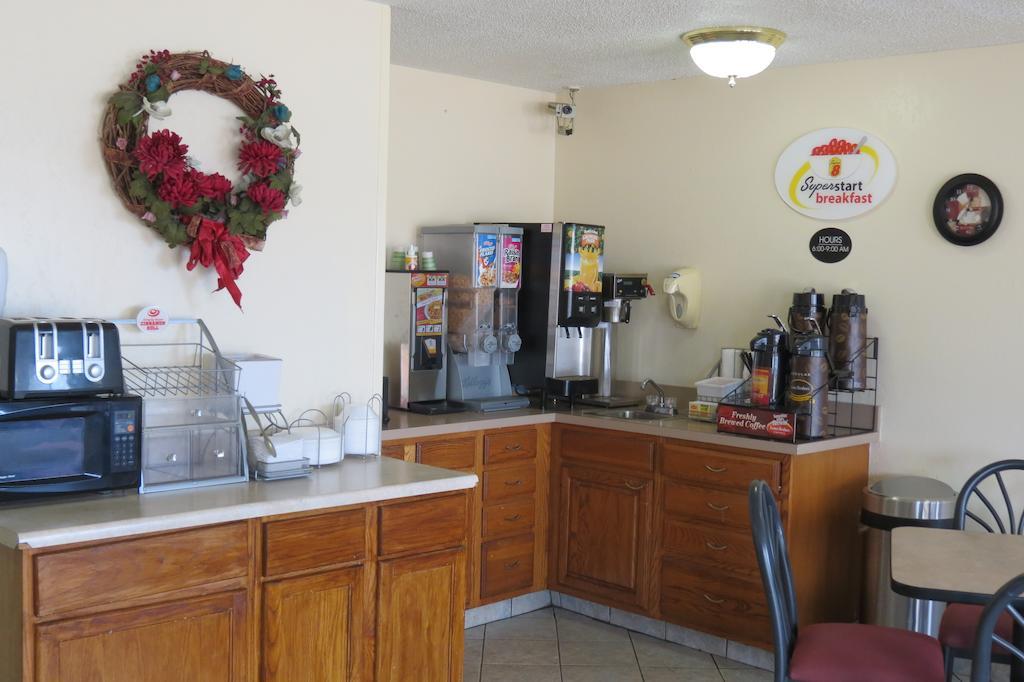 Super 8 By Wyndham East Hotel 3*