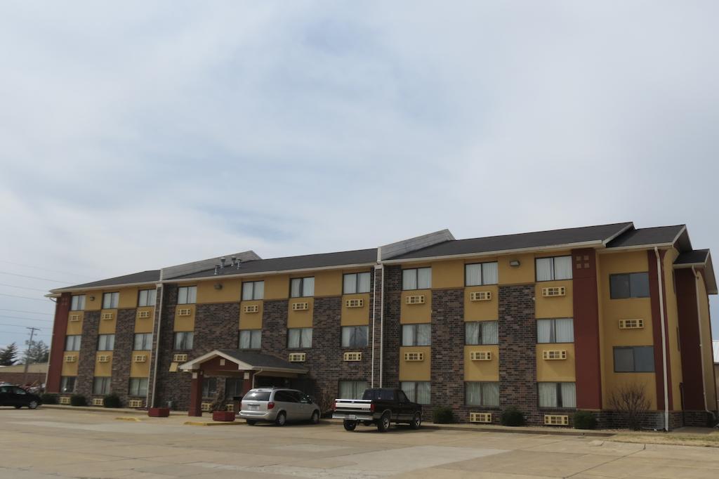 Super 8 By Wyndham East Hotel